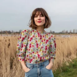 Tissu plumetis de viscose fleurs roses, jaunes et vertes – Fond blanc