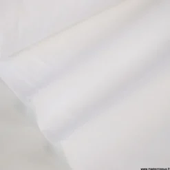 Tissu polyester coton uni blanc pour blouse légère.