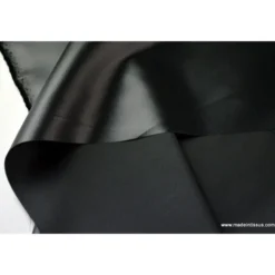 Tissu polyester noir déperlant pour parapluie .