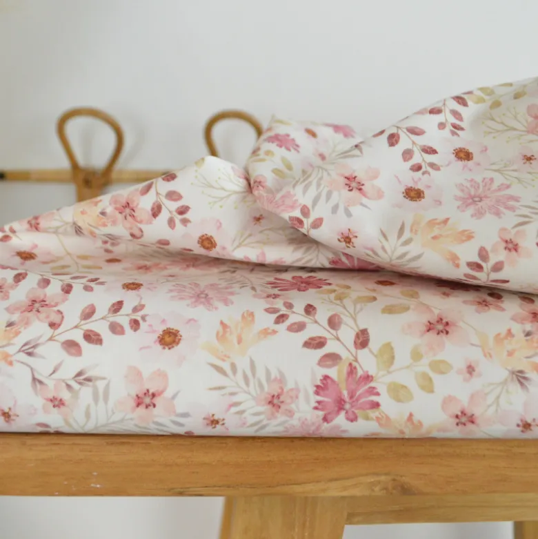 Tissu popeline Ambroise fleurs pastel roses fond blanc cassé