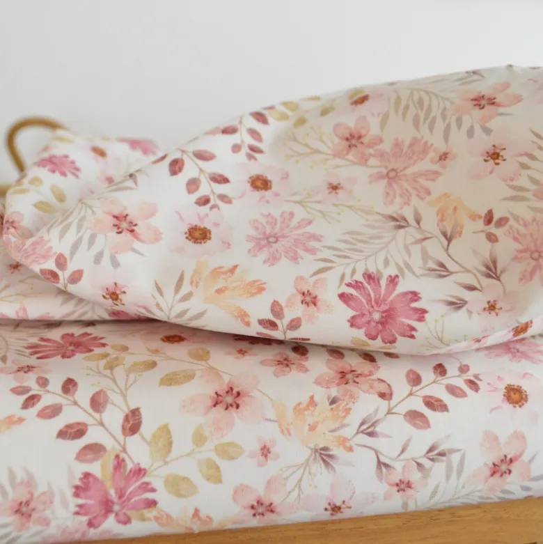 Tissu popeline Ambroise fleurs pastel roses fond blanc cassé
