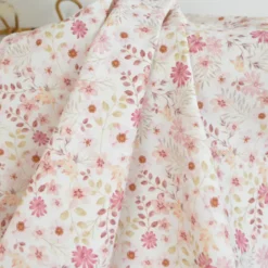 Tissu popeline Ambroise fleurs pastel roses fond blanc cassé
