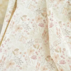 Tissu popeline Aurélien fleurs et plantes beige et rose fond blanc cassé
