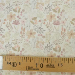 Tissu popeline Aurélien fleurs et plantes beige et rose fond blanc cassé
