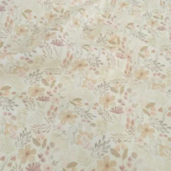 Tissu popeline Aurélien fleurs et plantes beige et rose fond blanc cassé