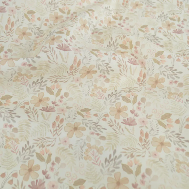 Tissu popeline Aurélien fleurs et plantes beige et rose fond blanc cassé