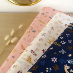 Tissu popeline Bio & OEKO TEX motifs girafes et fleurs fond rose - Poppy