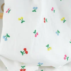 Tissu popeline de coton brodée cerises multicouleurs