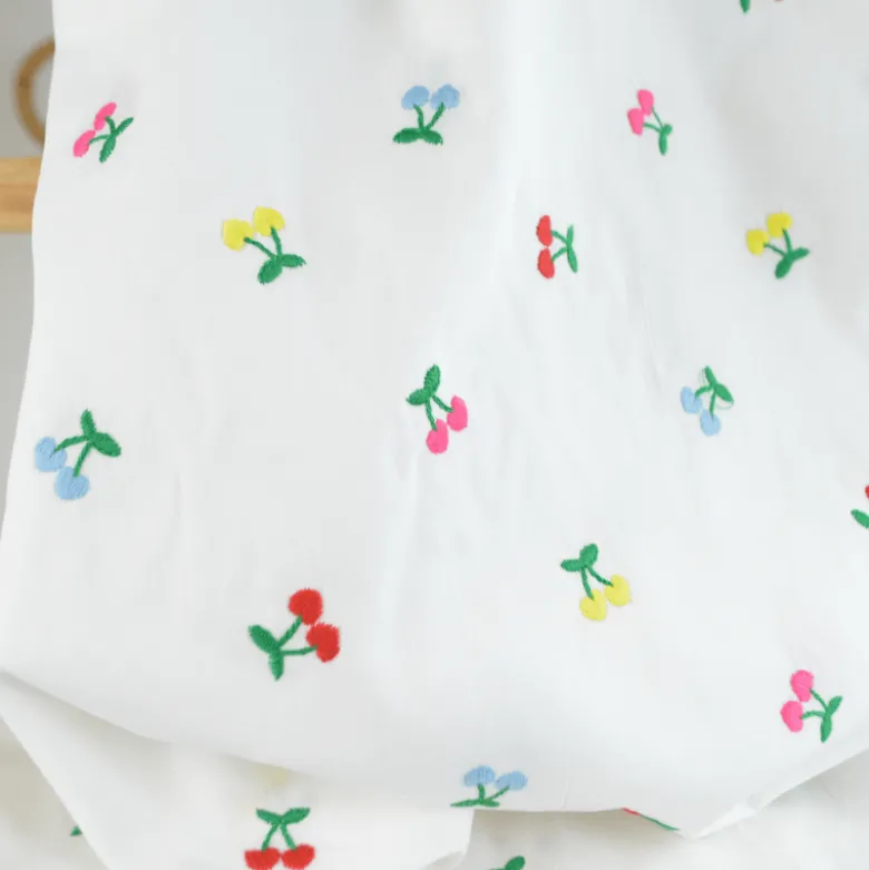 Tissu popeline de coton brodée cerises multicouleurs