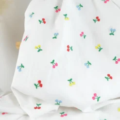 Tissu popeline de coton brodée cerises multicouleurs