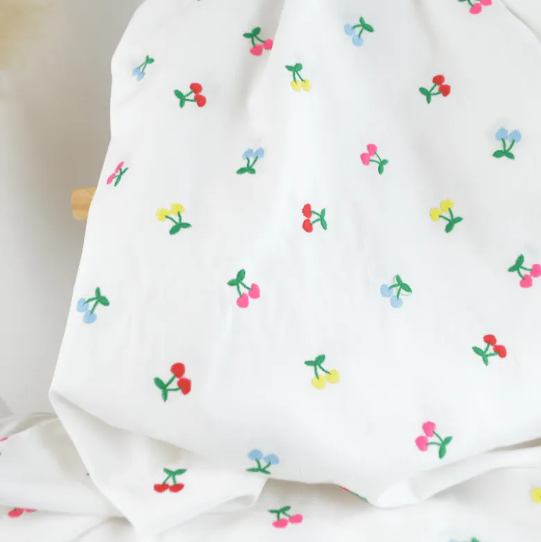 Tissu popeline de coton brodée cerises multicouleurs