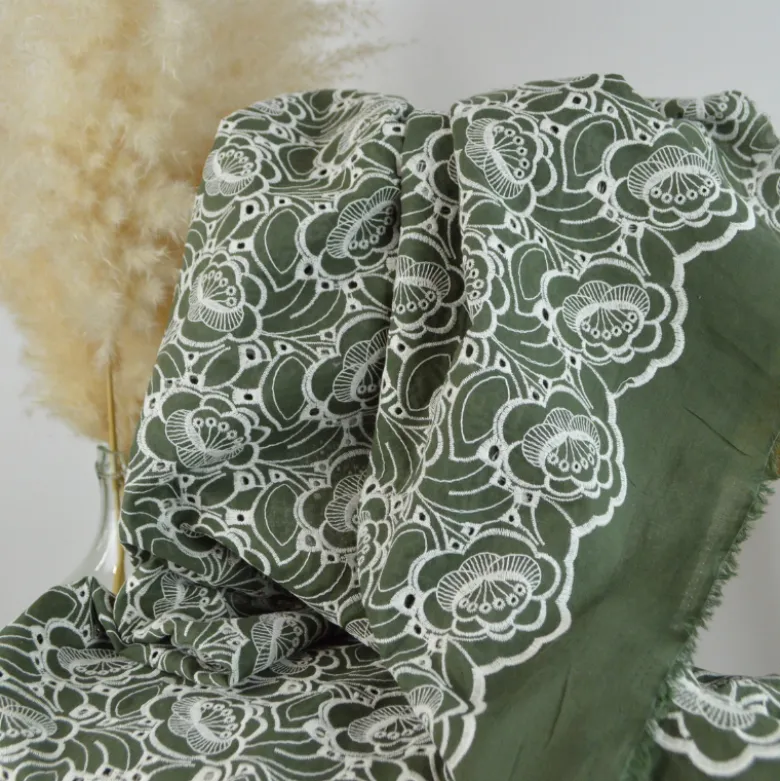 Tissu popeline de coton brodé fleurs Laurentine - Vert kaki