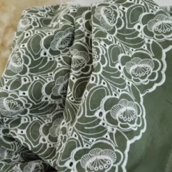 Tissu popeline de coton brodé fleurs Laurentine - Vert kaki