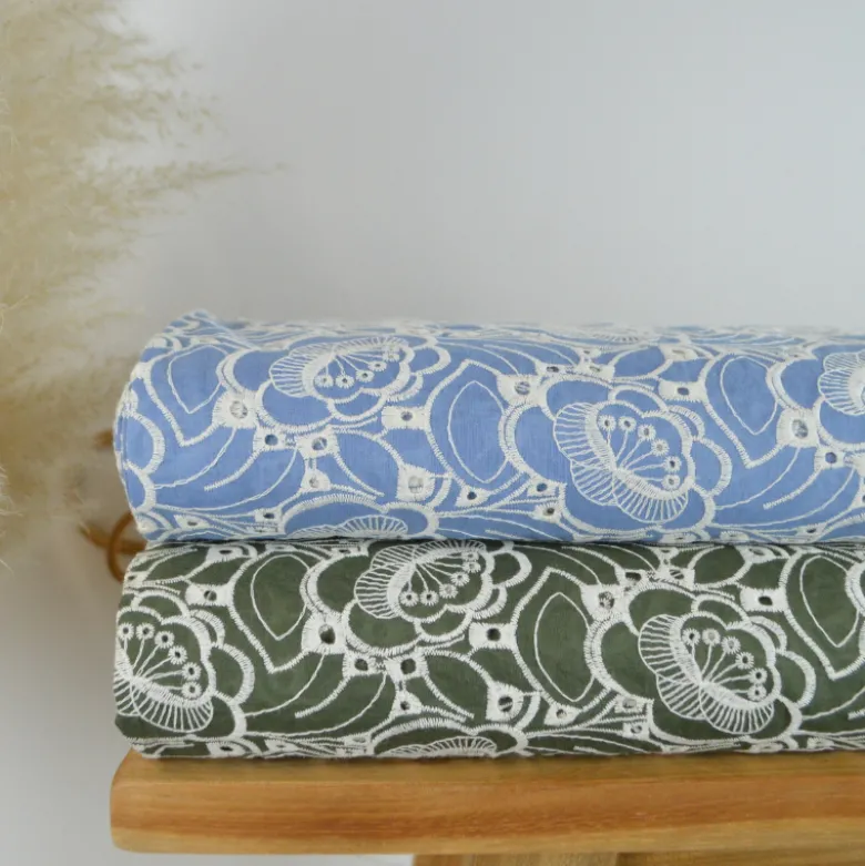 Tissu popeline de coton brodé fleurs Laurentine - Vert kaki