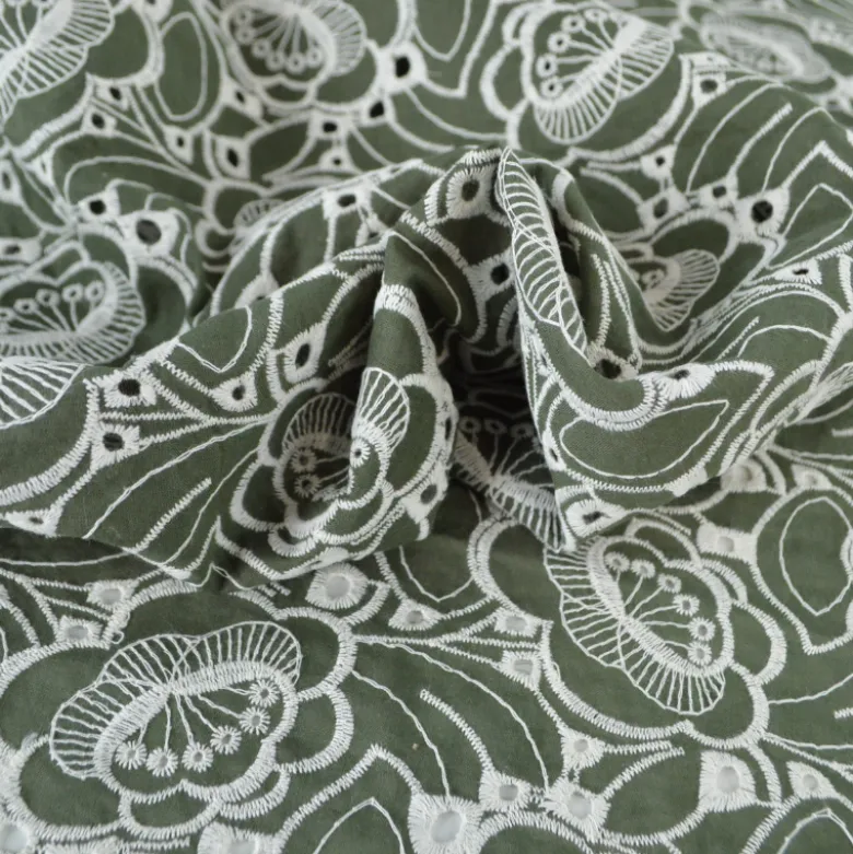 Tissu popeline de coton brodé fleurs Laurentine - Vert kaki