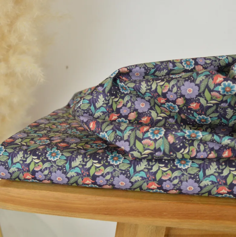 Tissu popeline de coton Field – Petites fleurs fond aubergine