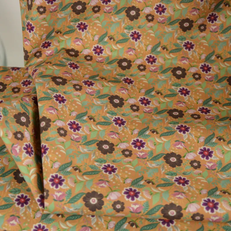 Tissu popeline de coton Field – Petites fleurs fond camel