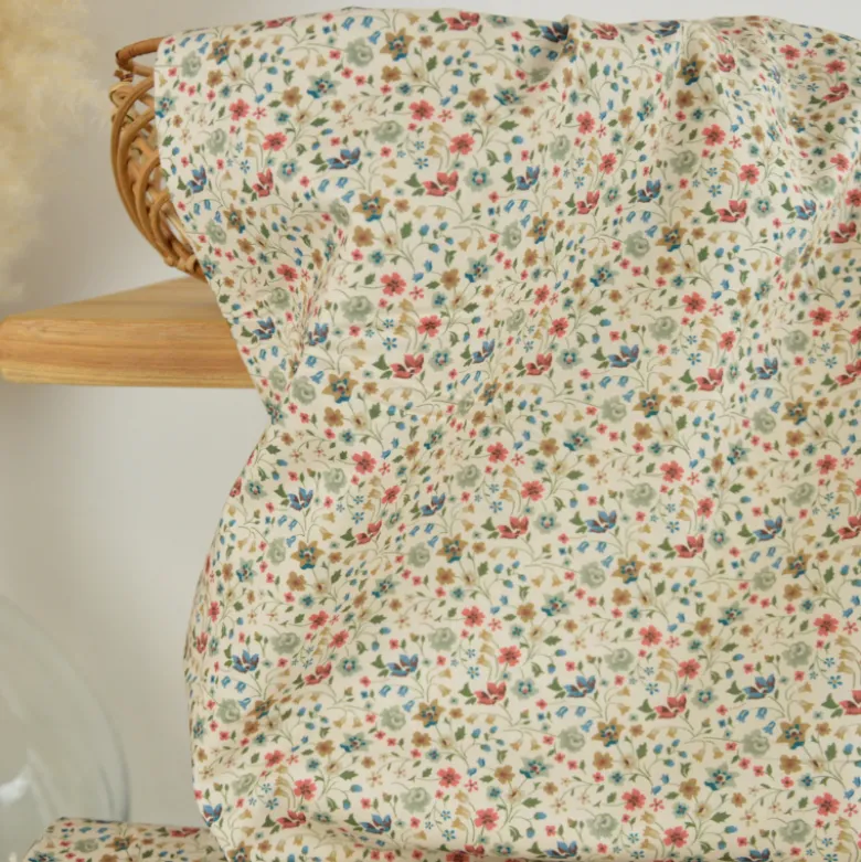 Tissu popeline de coton Field – Petites fleurs fond écru