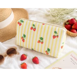 Tissu Popeline de coton Gariguette motif fraises et rayures jaunes - OEKO TEX