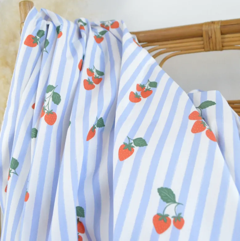 Tissu Popeline de coton Gariguette motif fraises et rayures bleues - OEKO TEX