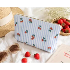Tissu Popeline de coton Gariguette motif fraises et rayures bleues - OEKO TEX