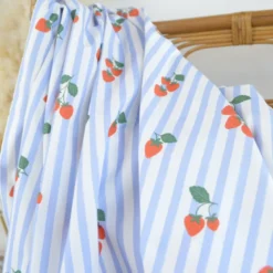Tissu Popeline de coton Gariguette motif fraises et rayures bleues - OEKO TEX