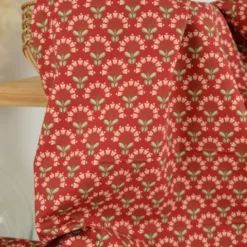 Tissu popeline de coton Geometric – Petites fleurs fond rouge Hermès