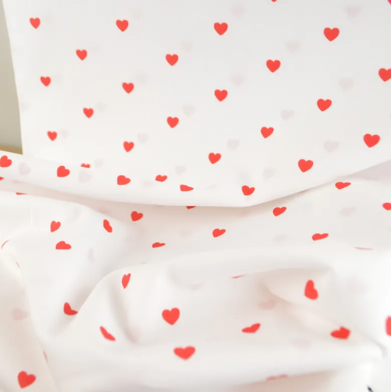 Tissu popeline de coton motif coeurs rouges fond blanc - OEKO TEX