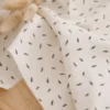 Tissu popeline de coton motif plumes fond blanc