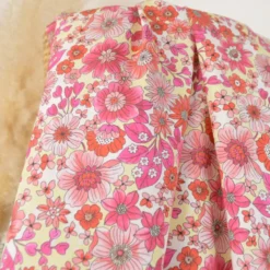 Tissu Popeline de Coton – Motif fleurs fuchsia fond beige et blanc