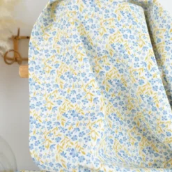 Tissu popeline de coton Poppy – motif fleurs bleues et ocre