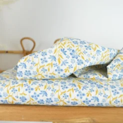 Tissu popeline de coton Poppy – motif fleurs bleues et ocre