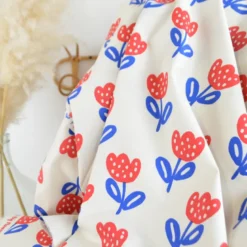 Tissu popeline de coton Poppy – motif tulipes rouges et bleues