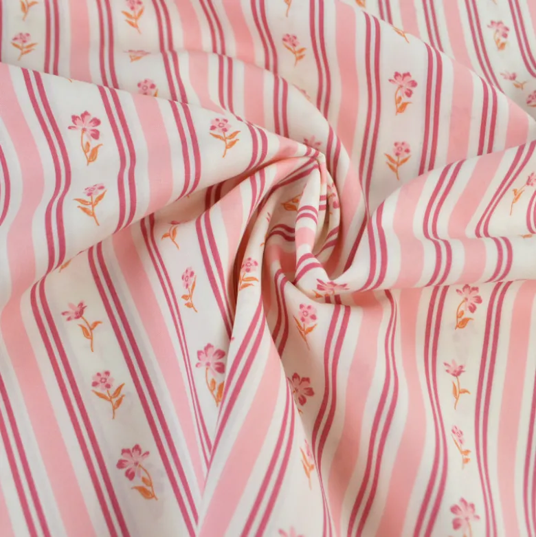 Tissu popeline de coton Poppy – motif Rayures et fleurs roses