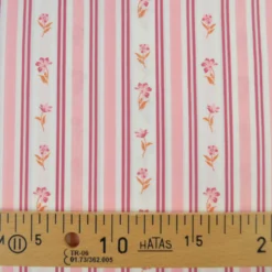 Tissu popeline de coton Poppy – motif Rayures et fleurs roses
