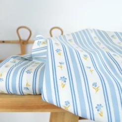 Tissu popeline de coton Poppy – motif Rayures et fleurs bleues