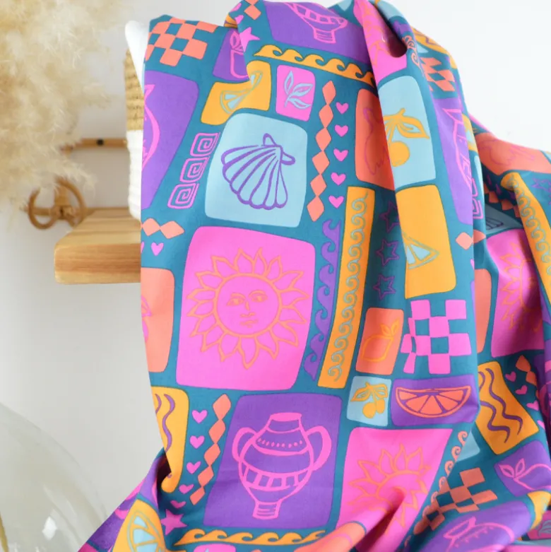 Tissu popeline de coton Poppy – motif patchwork d'été fond pétrole