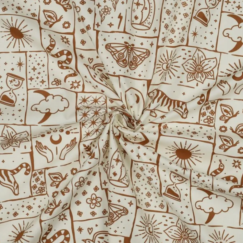 Tissu popeline de coton Poppy – motif ésotérique Solena – fond blanc cassé