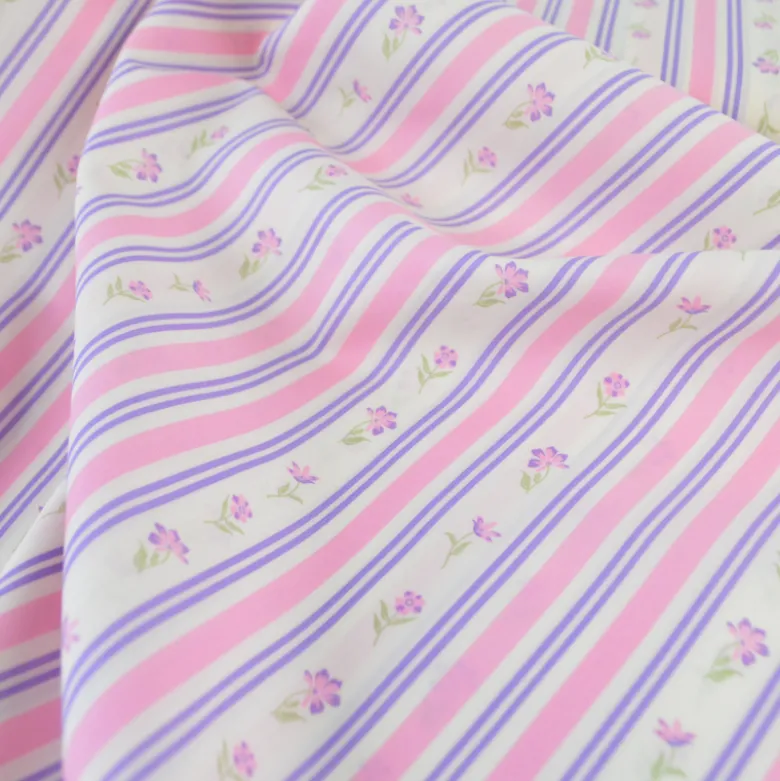 Tissu popeline de coton Poppy – motif Rayures et fleurs roses et violettes