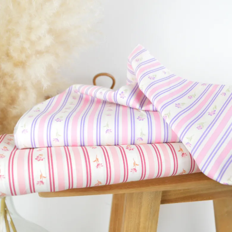Tissu popeline de coton Poppy – motif Rayures et fleurs roses et violettes