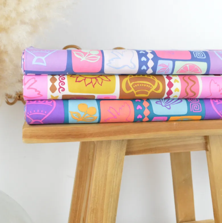 Tissu popeline de coton Poppy – motif patchwork d'été fond blanc cassé