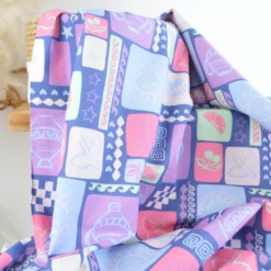 Tissu popeline de coton Poppy – motif patchwork d'été fond jean