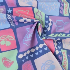 Tissu popeline de coton Poppy – motif patchwork d'été fond jean