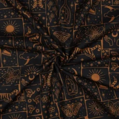 Tissu popeline de coton Poppy – motif ésotérique Solena – fond Noir