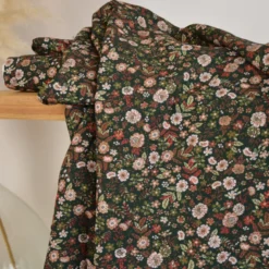 Tissu popeline de viscose Barbie motif fleurs roses fond vert