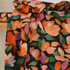 Tissu popeline de viscose Calidris motif fleurs orange fond chocolat