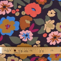 Tissu popeline de viscose Jano - motif fleurs Aubergine et cerise