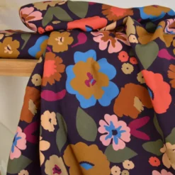 Tissu popeline de viscose Jano - motif fleurs Aubergine et cerise