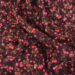 Tissu popeline de viscose Merisier - motif baies rose fond prune