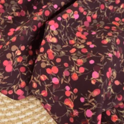 Tissu popeline de viscose Merisier - motif baies rose fond prune
